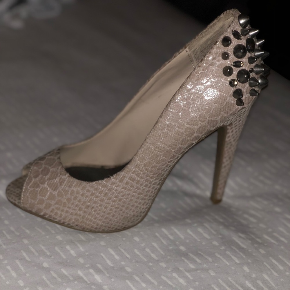 Nude pumps